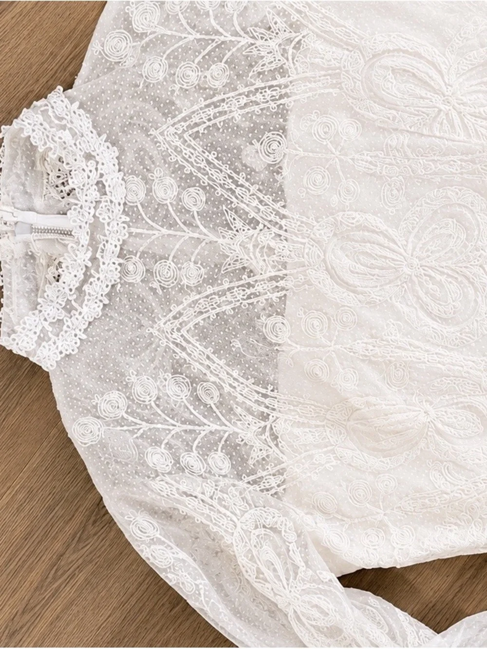 Vintage| Elegant White Lace High-Neck Wedding Dress - Picture 3 of 8